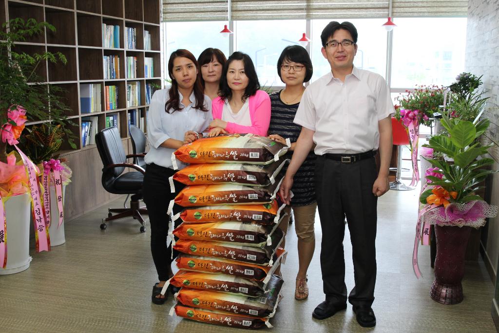 축하로 받은 쌀 화환, 당진시복지재단에 기부 이미지