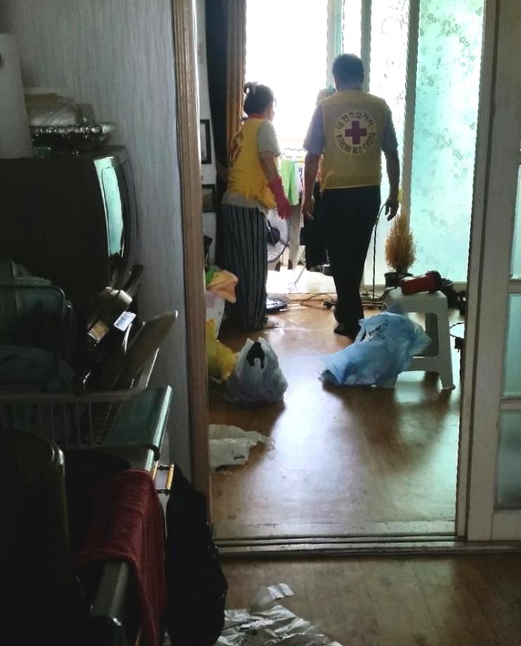 신평면 적십자봉사회, 집 청소 봉사 이미지