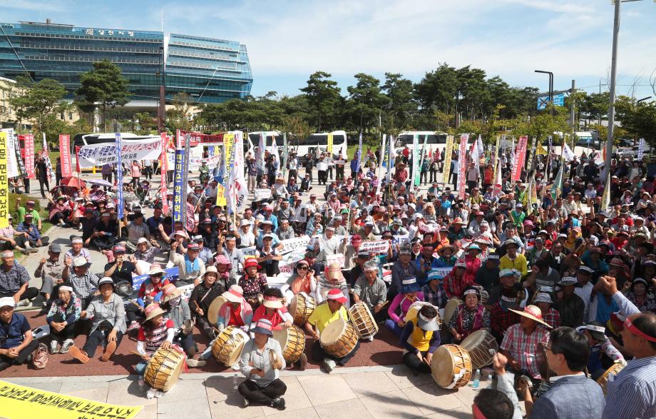 호수주변 대형축사 난립 지역주민 뿔났다 이미지