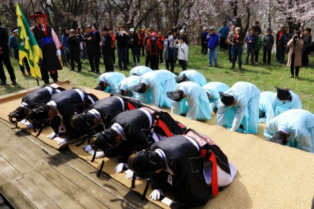 기지시줄다리기 축제 전 제를 올리는 