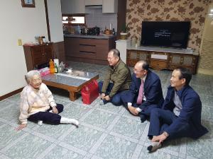 석문면개발위원장 관내 100세 어르신 위문