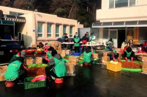 직접 키운 배추로 이웃사랑 실천