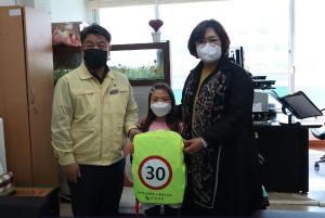 스쿨존 안전은 ‘가방안전덮개’가 지킨다.