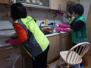 당진2동 지역사회보장협의체 위원과 당진2동 직원이 당뇨합병증 망막수술을 앞둔 독거노인에게 주거환경개선 청소봉사로 지역사회 이웃사랑 실천