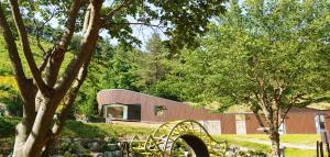 책과 자연이 어우러진 작은 공간, 숲속도서관