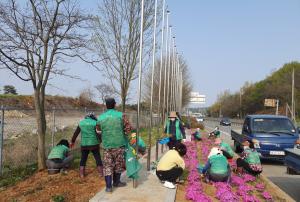당진 신평면 새마을협의회, 꽃동산 제초작업 실시