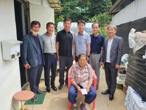 당진시 모임‘84회’대호지면에 홀몸노인 위한 성금 전달