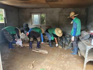 당진 새마을 가족, 부여 수해복구…도움의 손길