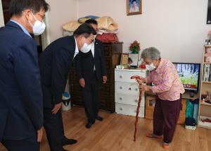 당진시, 100세 어르신 장수 지팡이 전달