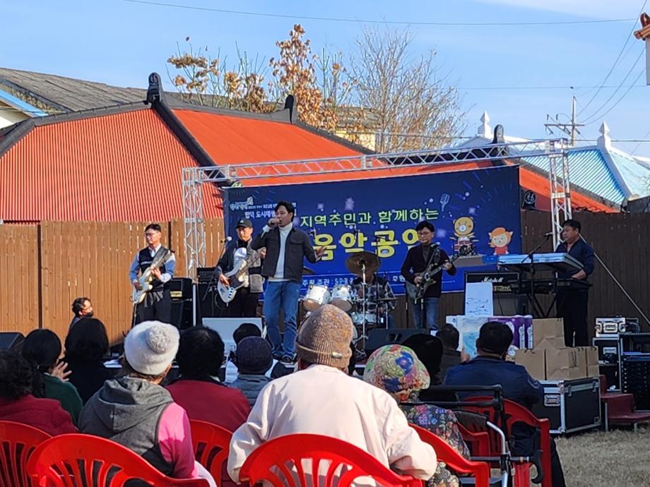 당진시 합덕읍에서‘지역주민과 함께하는 음악공연’열려 이미지