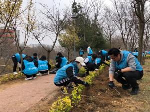 당진시, 현대제철 가족봉사단과 도시공원 봄맞이 꽃나무 식재