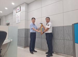 당진시, 어르신 교통사고 예방 야광 지팡이 전달