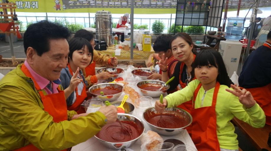 0.백석올미영농조합법인_체험사진_전통음식체험_고추장담기