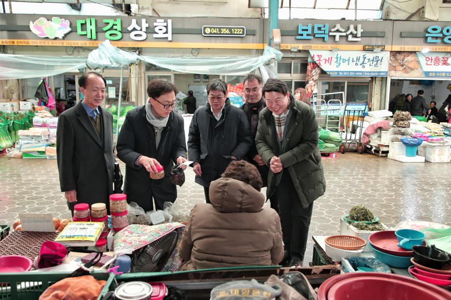 당진시, 설 명절 맞아 전통시장서 장보기 행사 이미지