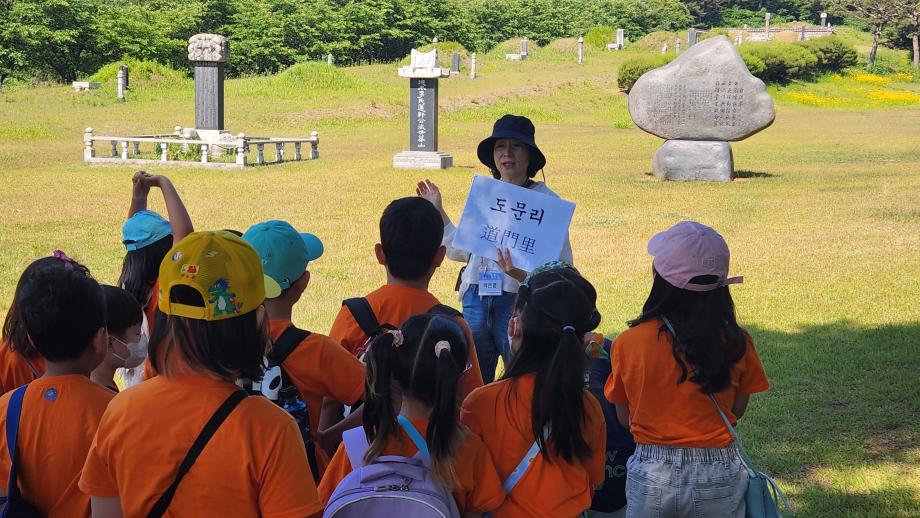 당진시마을만들기지원센터, 주민 마을해설사와 함께 이의무신도비 답사 이미지