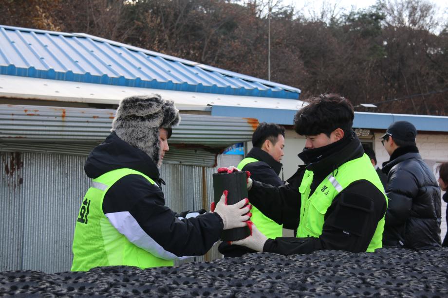 지우회, 저소득 독거노인가정 연탄 500장 배달 이미지