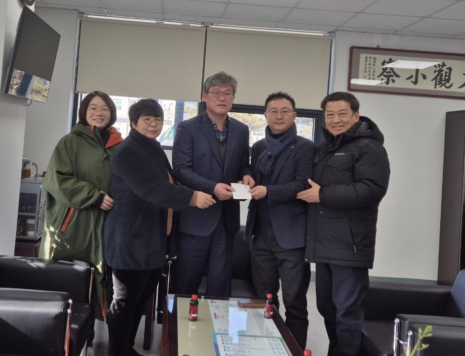 당진남녀의용소방대, 당진3동에 이웃돕기 성금 기탁 이미지