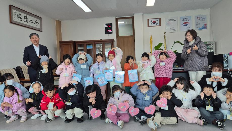 은빛 어린이집, 재활용 저금통 성금 60만 원 합덕읍에 기탁 이미지