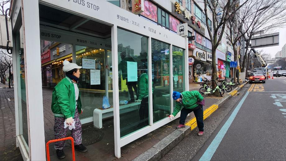 당진3동 새마을협의회, 버스 승강장 환경정비 실시 이미지