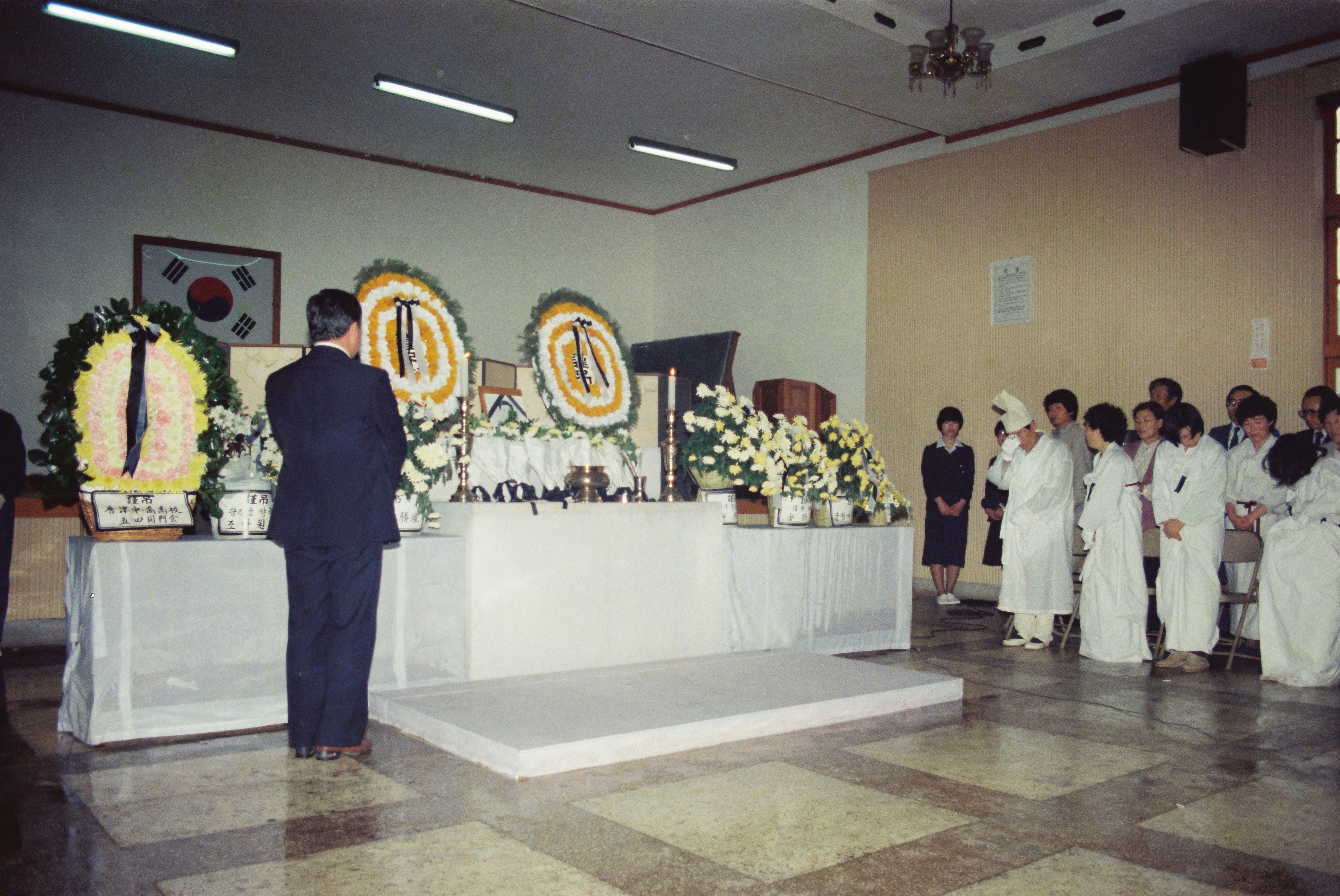 사진자료(1980년대)/1983/故 崔世鈺 係長 永訣式(고 최세옥 계장 영결식) 0/