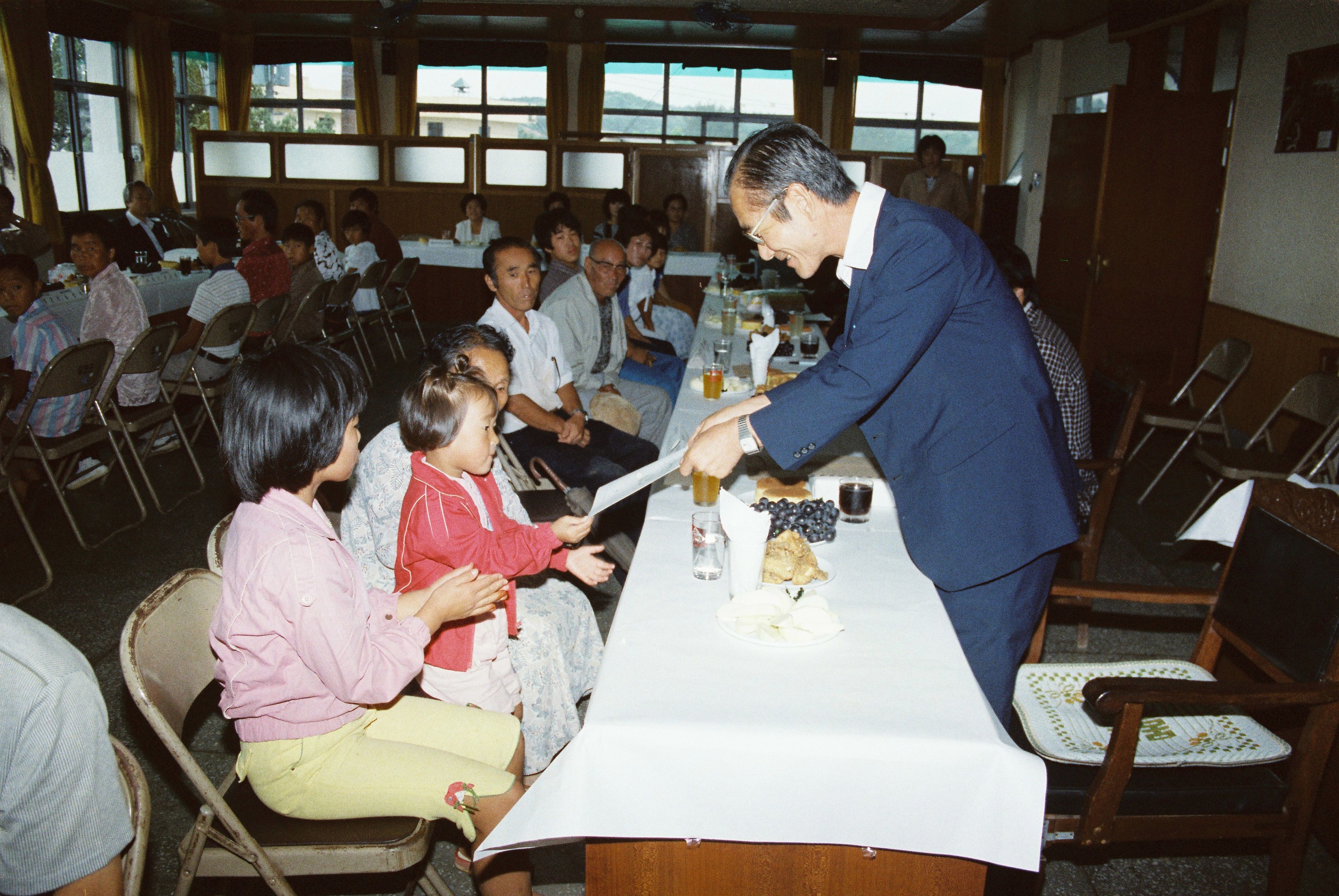 사진자료(1980년대)/1983/영세아동 세대주 자매결연식 1/