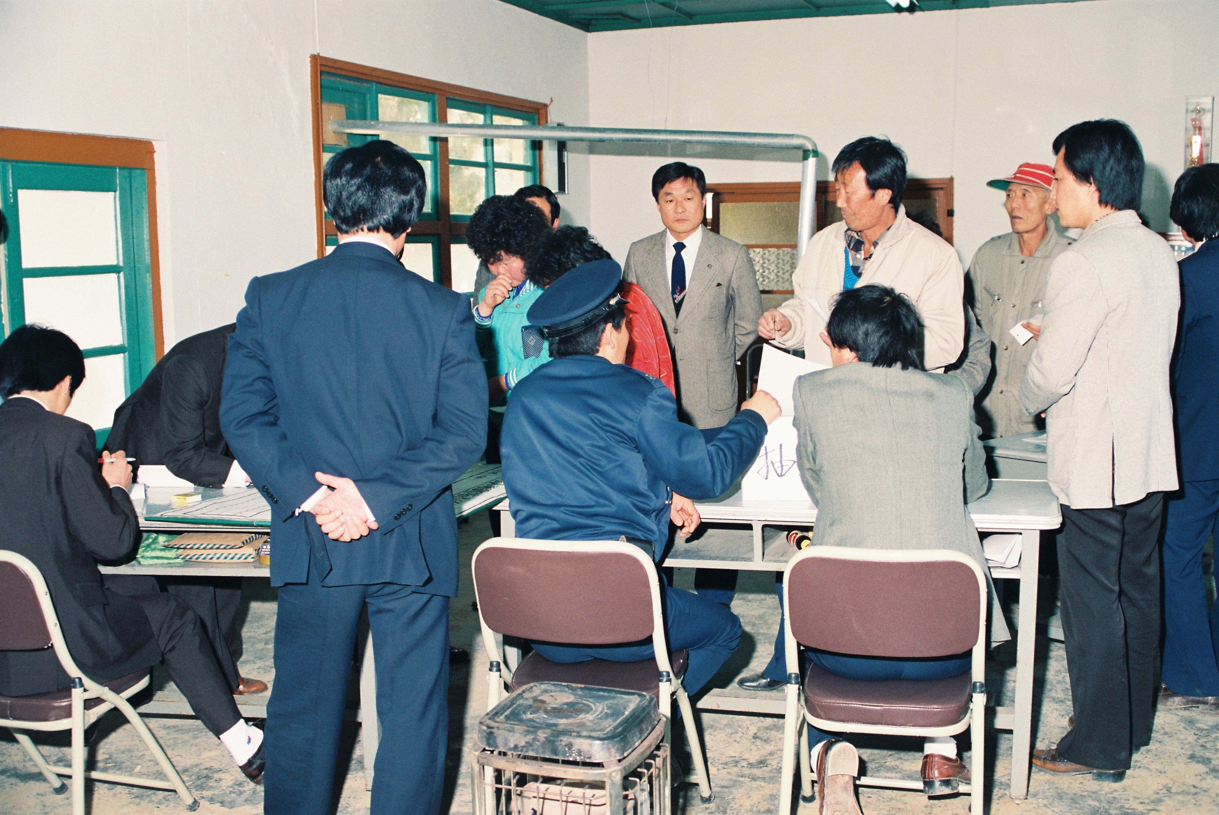 사진자료(1980년대)/1987/수덕사, 김상현 선생 표창, 훈장, 기자 감사패 전달 0/