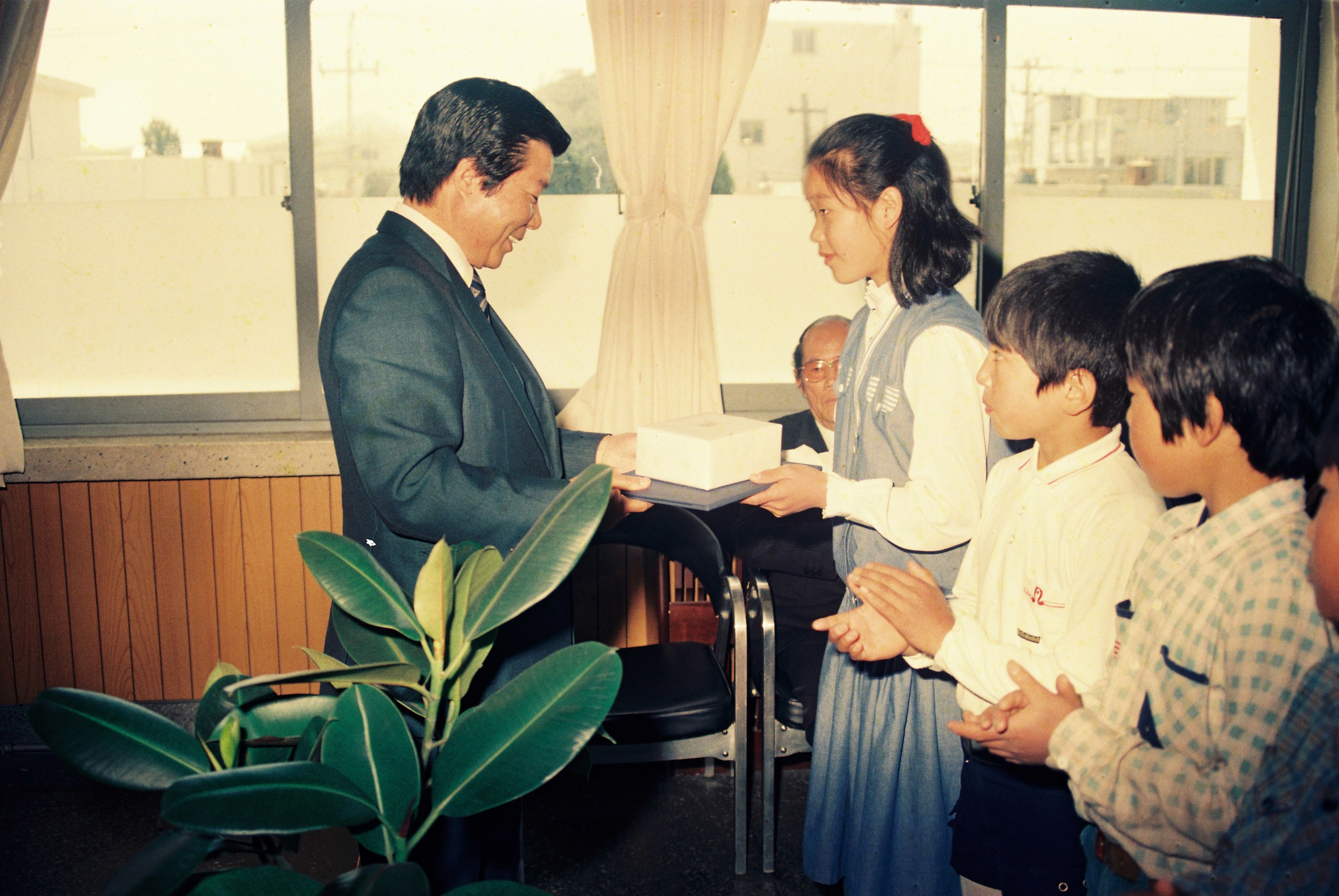 사진자료(1980년대)/1986/이장 장학금 전달 2/