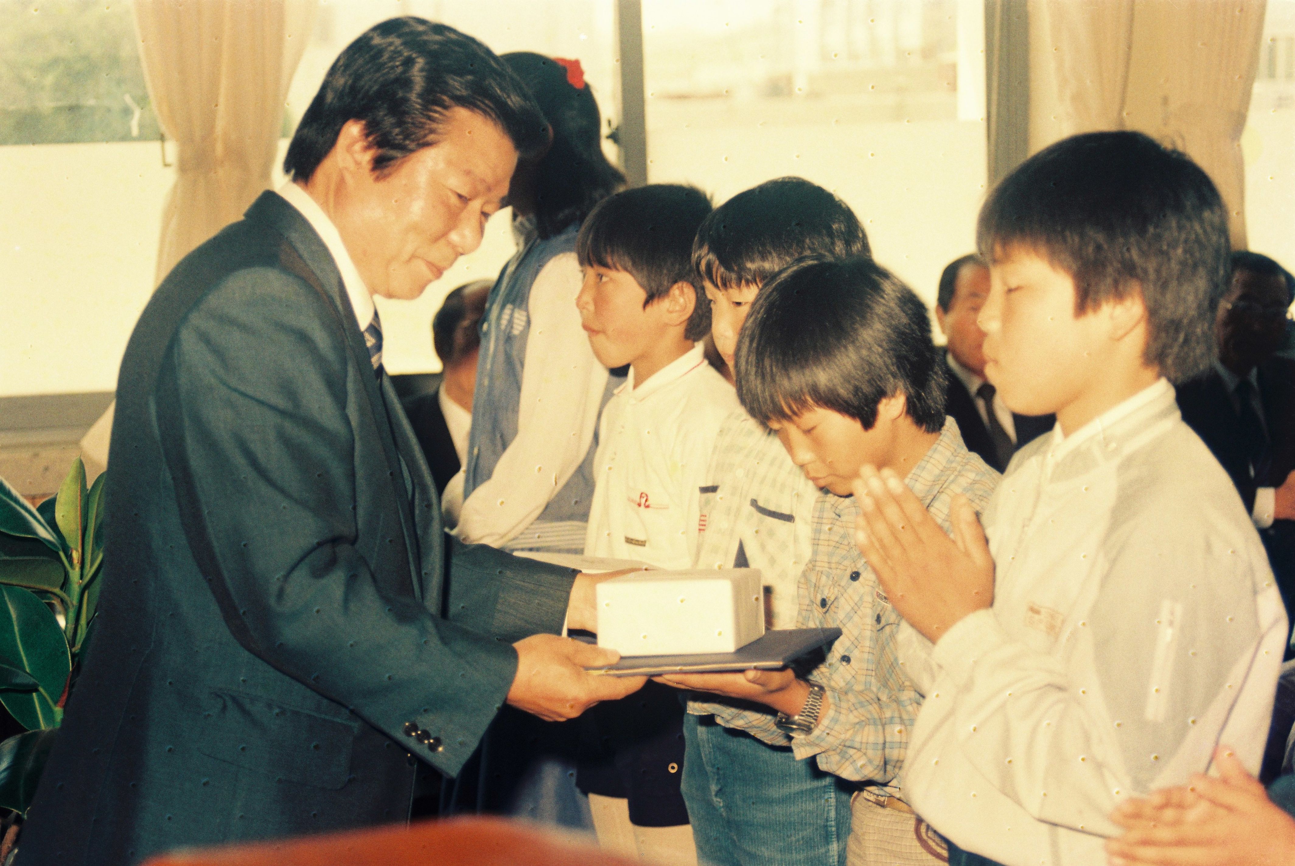 사진자료(1980년대)/1986/이장 장학금 전달 3/