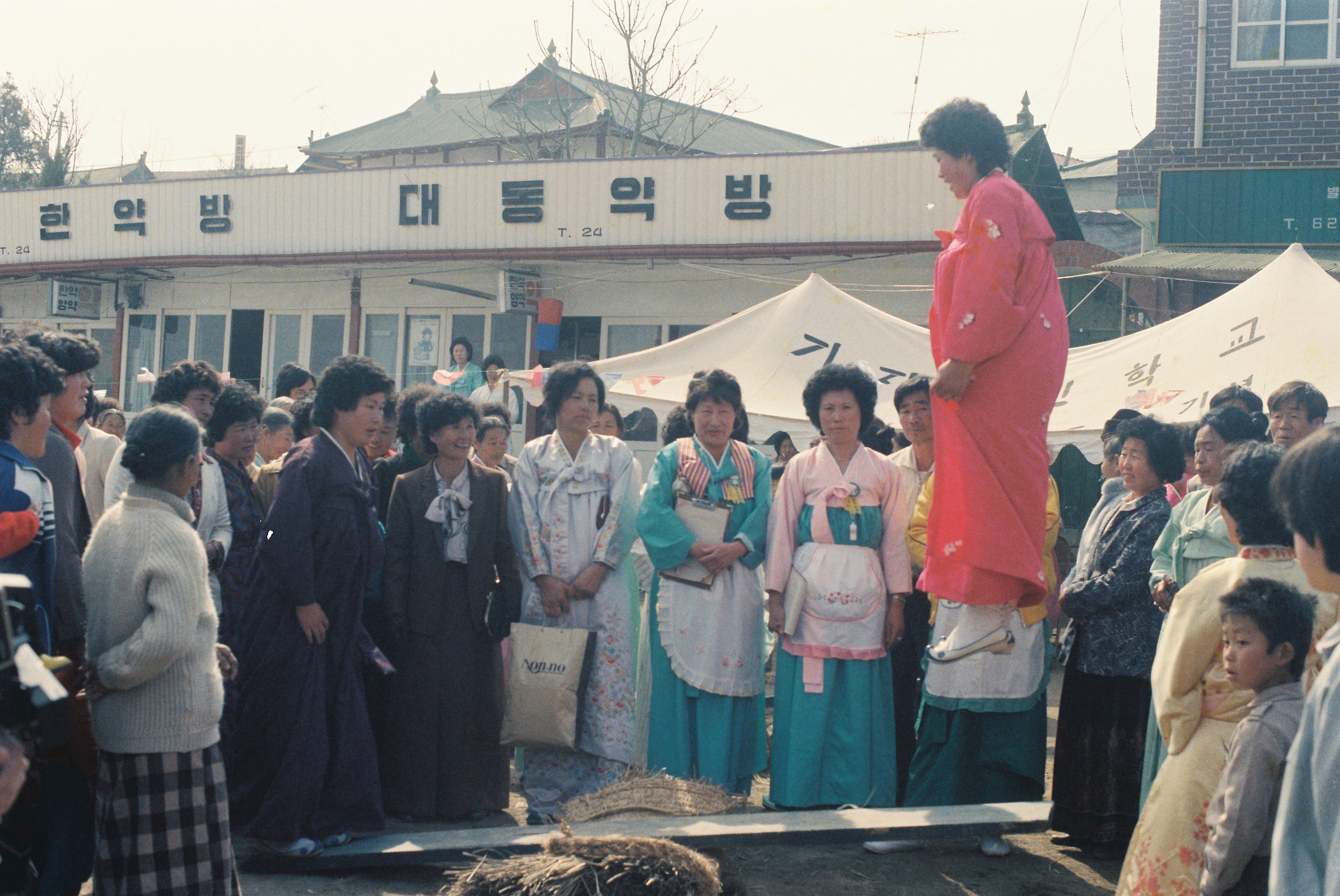 사진자료(1980년대)/1982/`82 기지시 줄다리기 널뛰기 대회② 0/