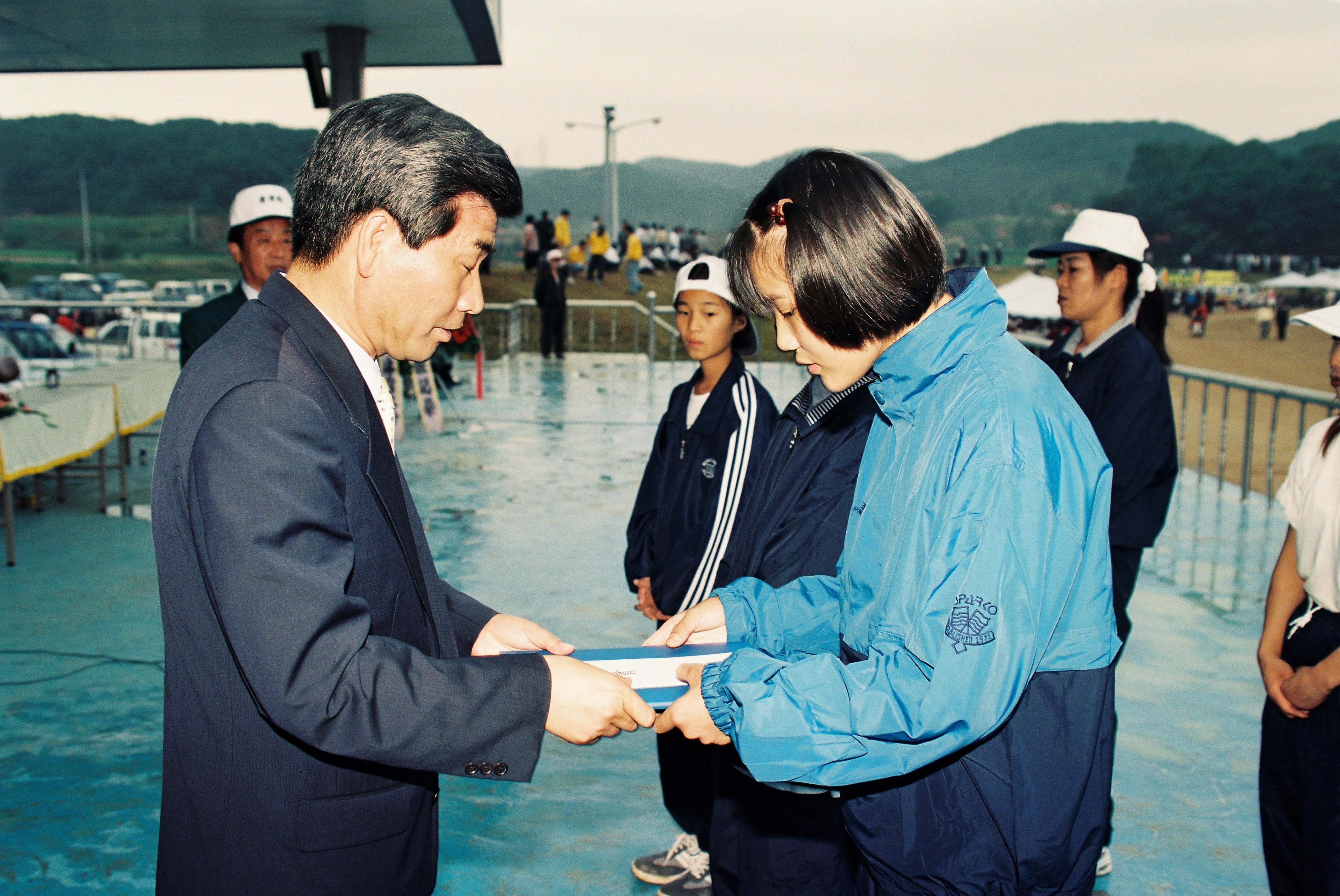 사진자료(1990년대)/1999/제30회 당진군민 체육대회(훌라후프 시상) 0/