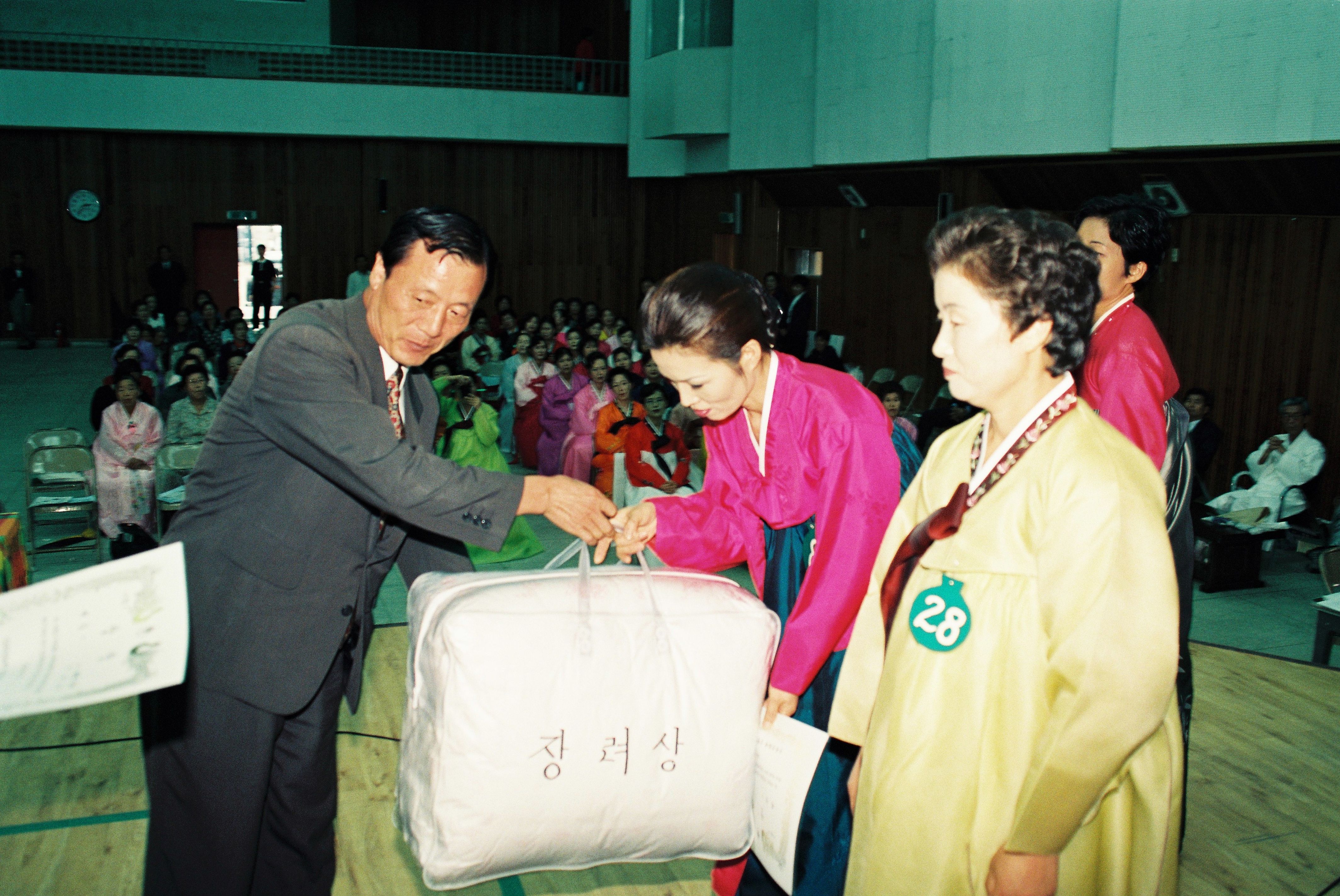 사진자료(1990년대)/1999/제10회 한복 바르게입기 대회 성적발표 및 시상 0/