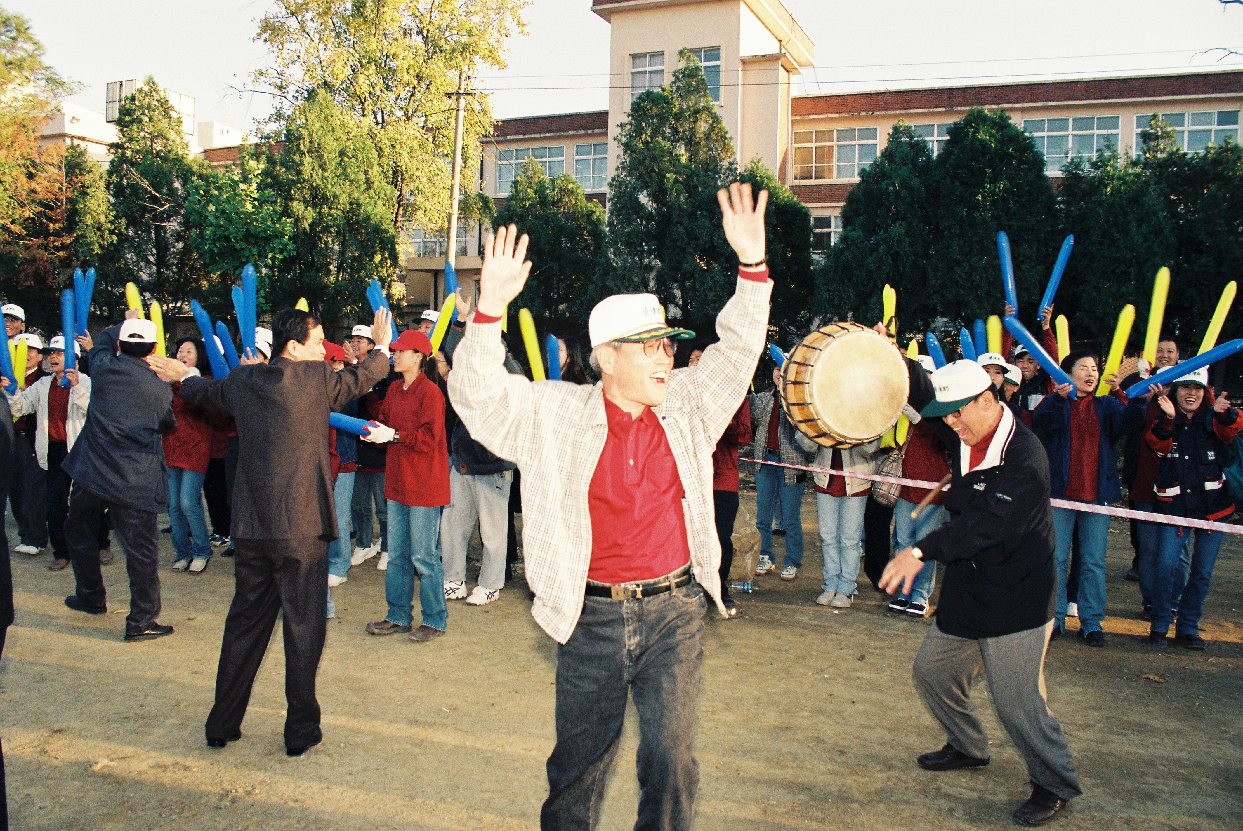 사진자료(1990년대)/1999/제51회 충청남도민체육대회 축구 결승 진출 환호 1/