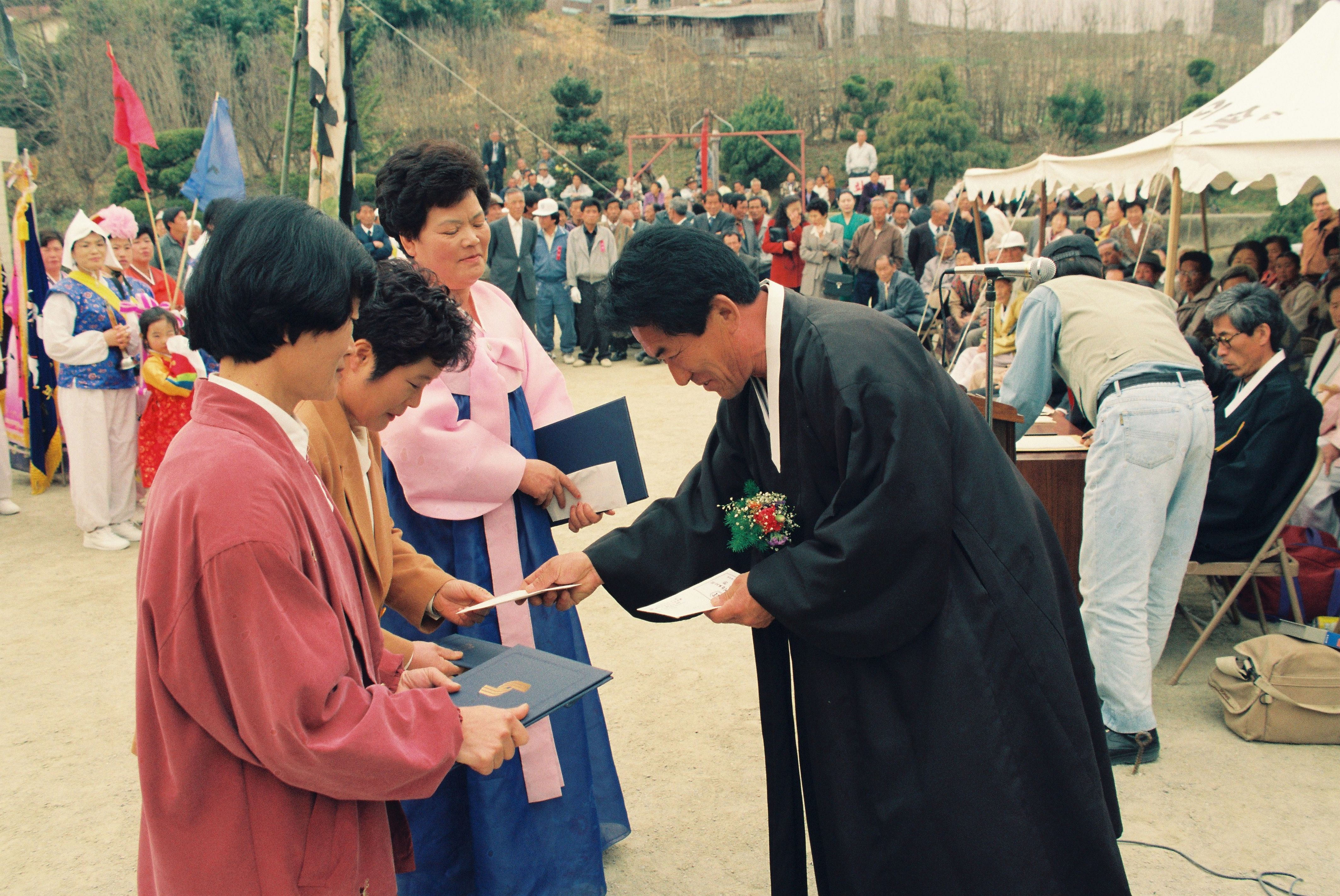 사진자료(1990년대)/1995/중요무형문화재 제75호 기지시줄다리기대회(전통 요리 대회 시상) 1/