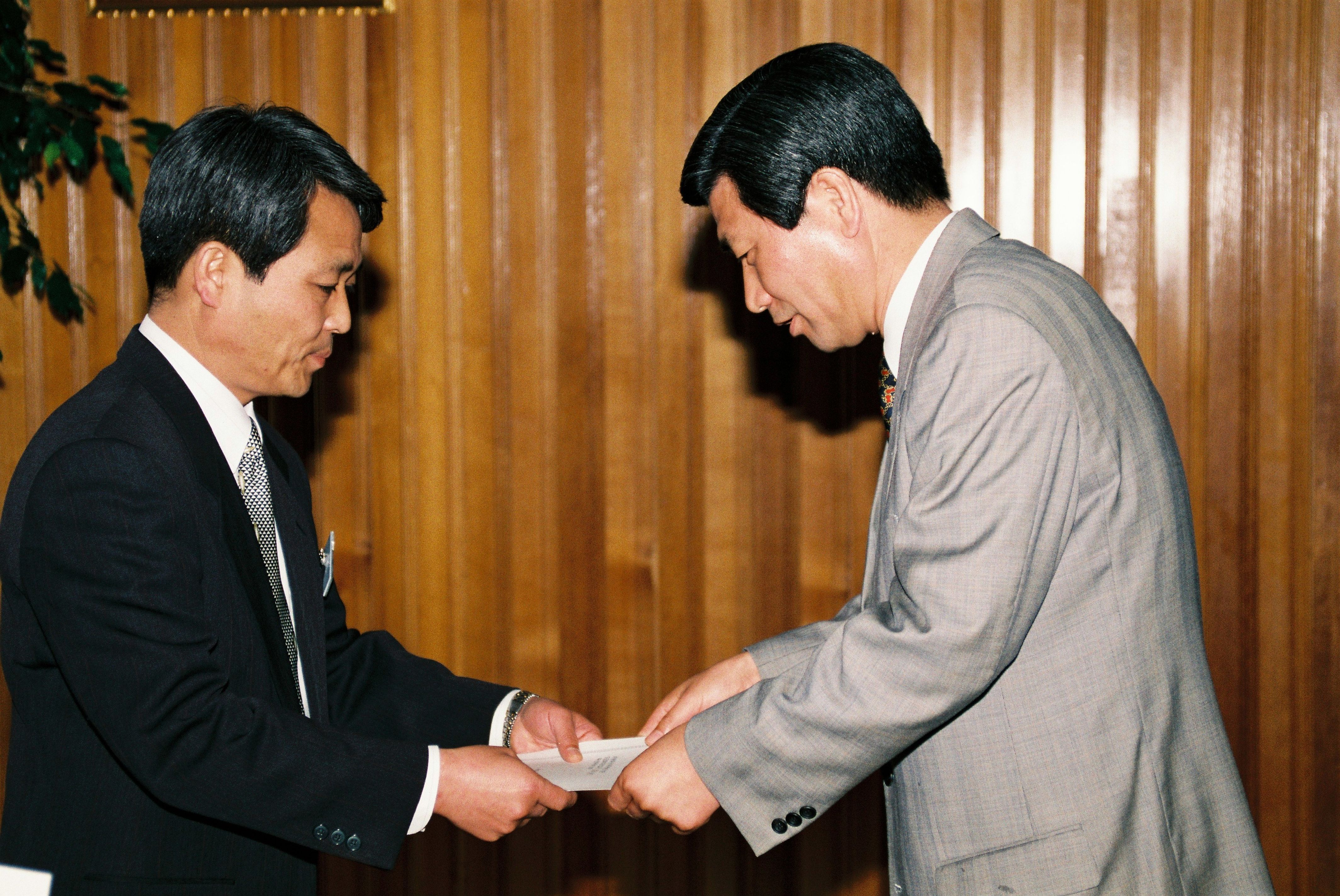 사진자료(1990년대)/1997/저소득층 자녀 장학금 수여, 사무관 사령 2/