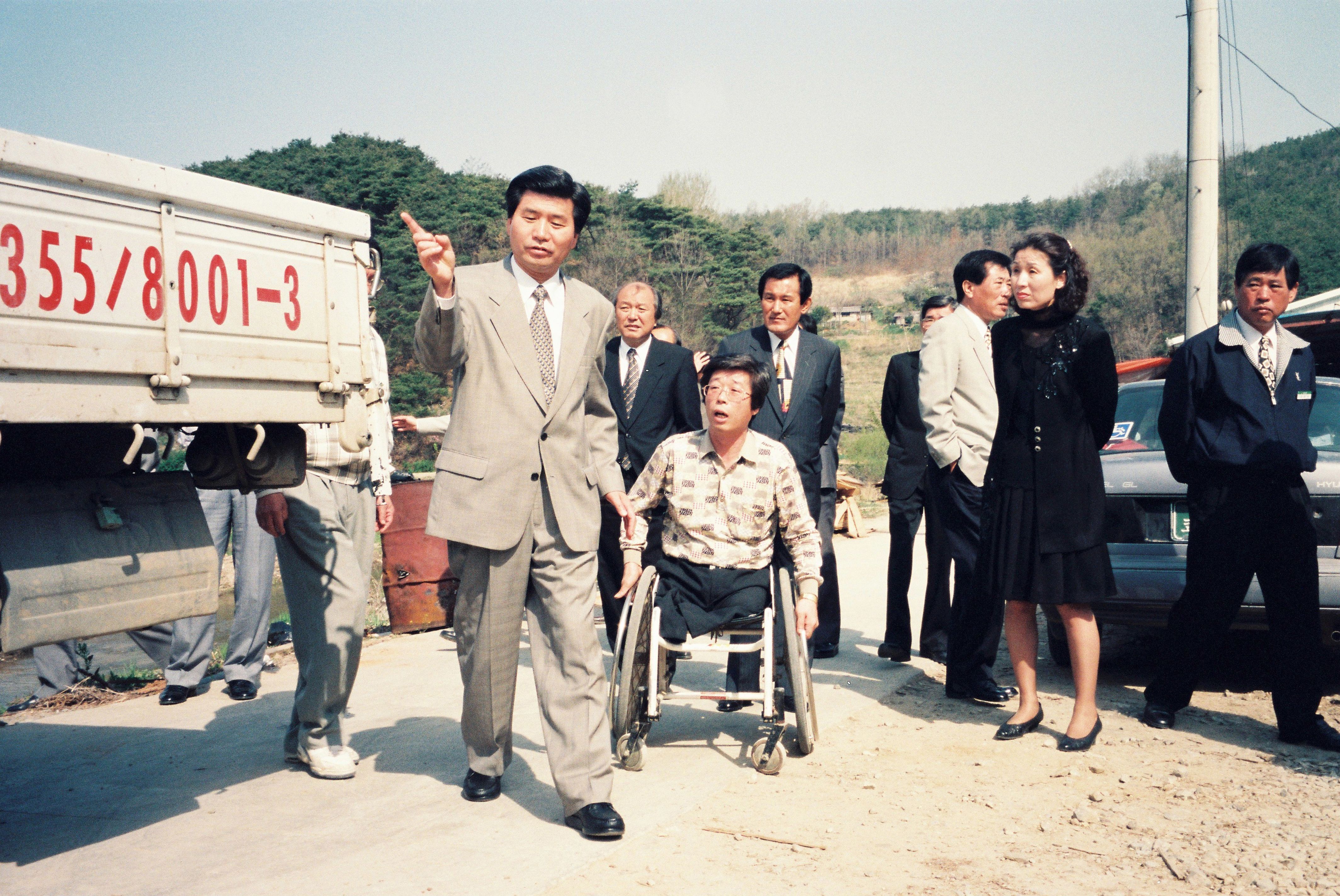 사진자료(1990년대)/1997/염전논 만들기, 장애인 공장빙은천의리 4. 22 1/
