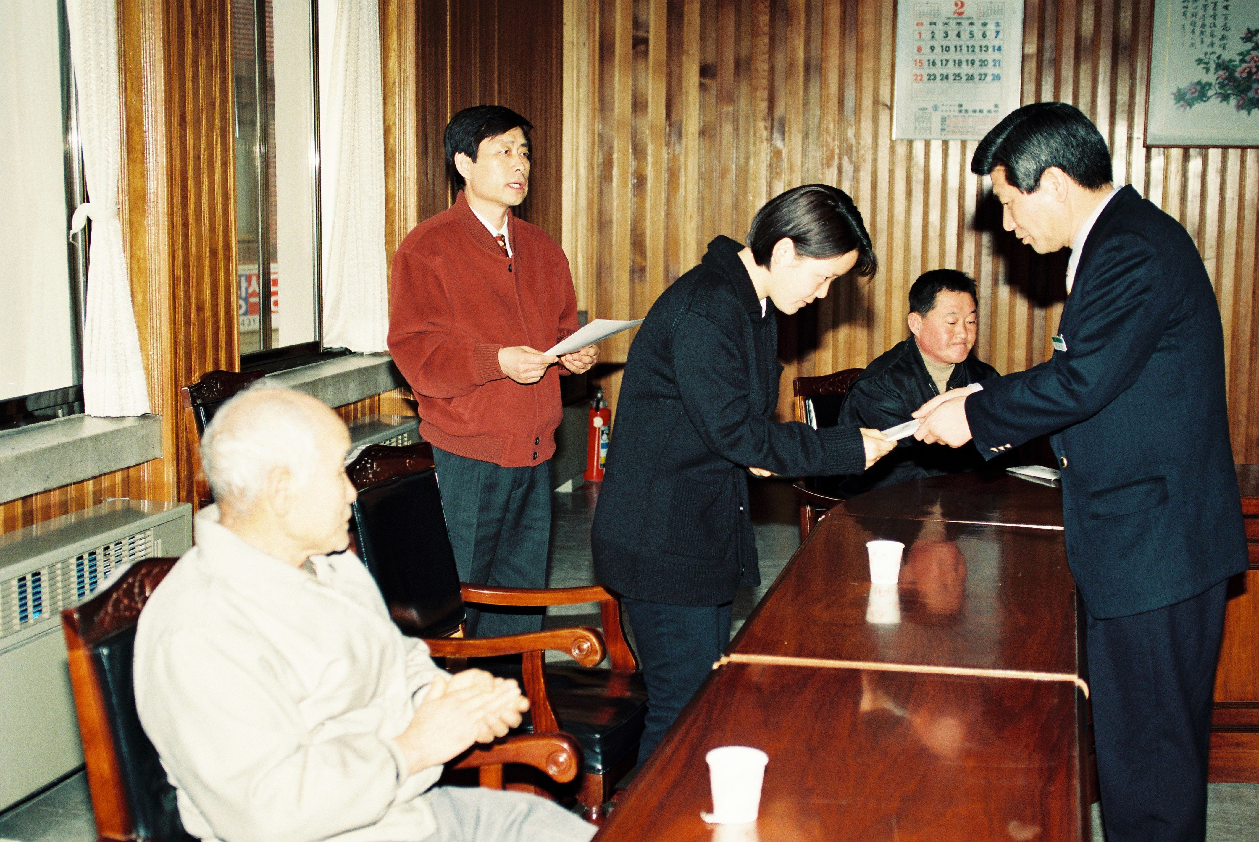 사진자료(1990년대)/1998/어려운 가정 대학 입학 장학금 지급 2. 31 0/