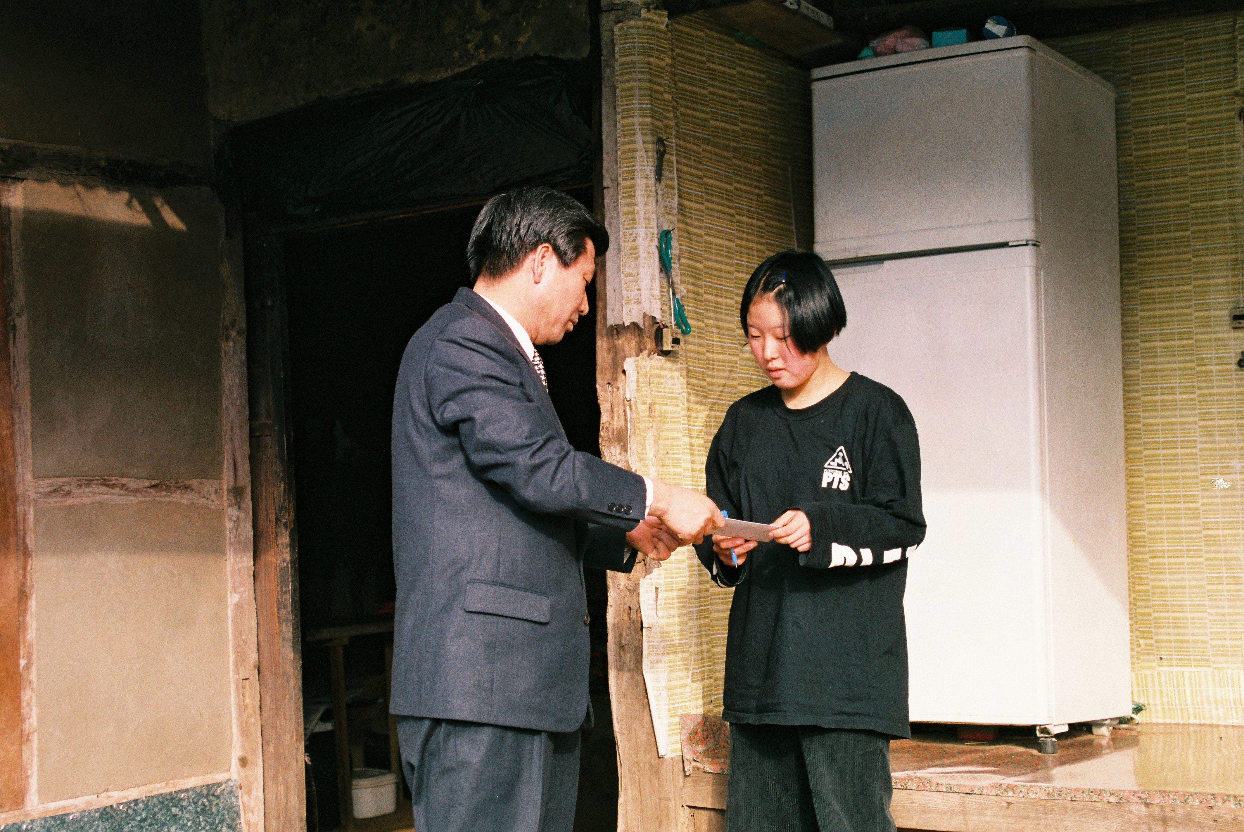 사진자료(1990년대)/1998/병무 행정 우증기 수상, 우상 이장단 감사패 증정, 불우 청소년 격려 1. 7 1/