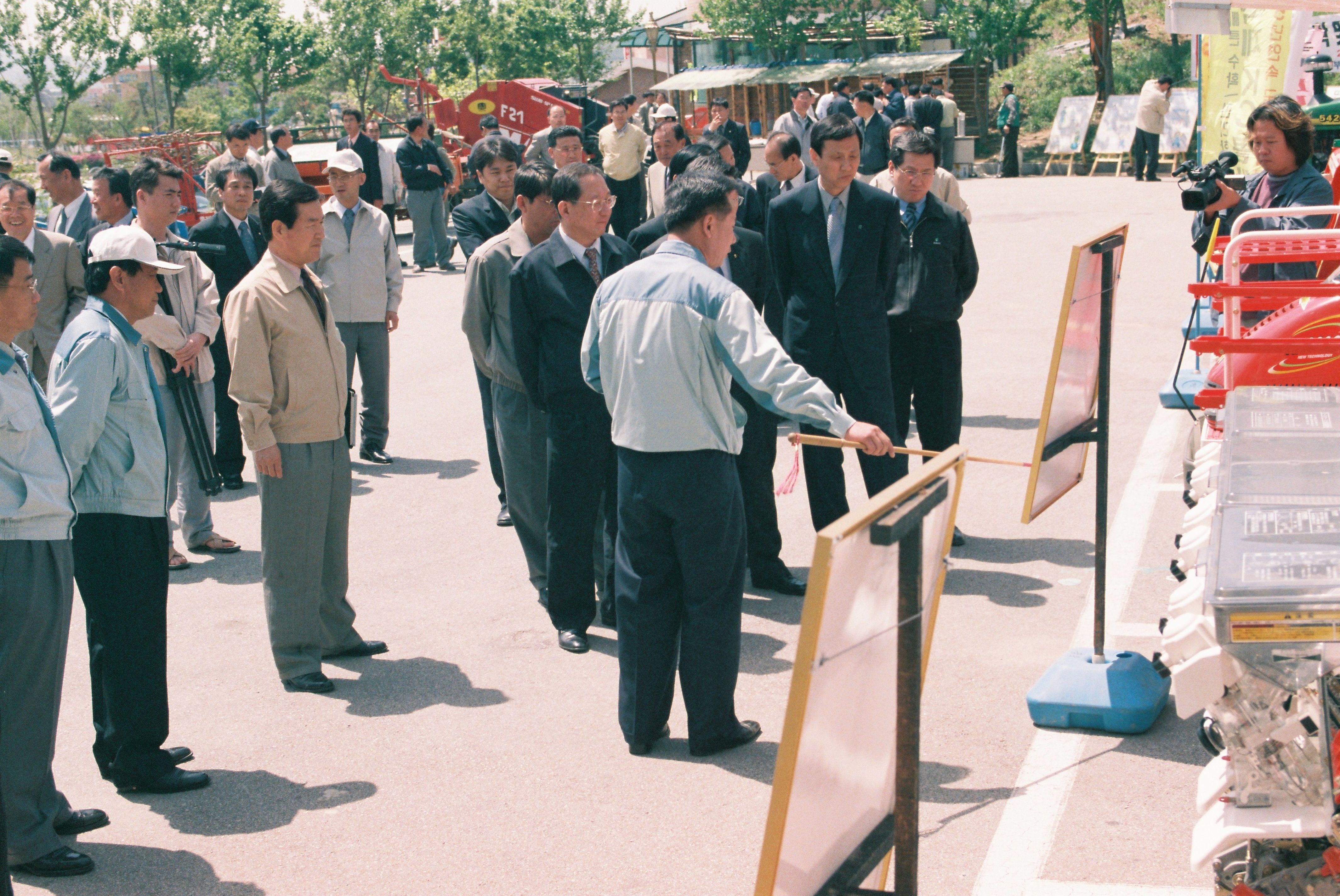 사진자료(2000년대)/2002/푸른들가꾸기 수확 및 토양개량제 살포 연시 대회 2 1/