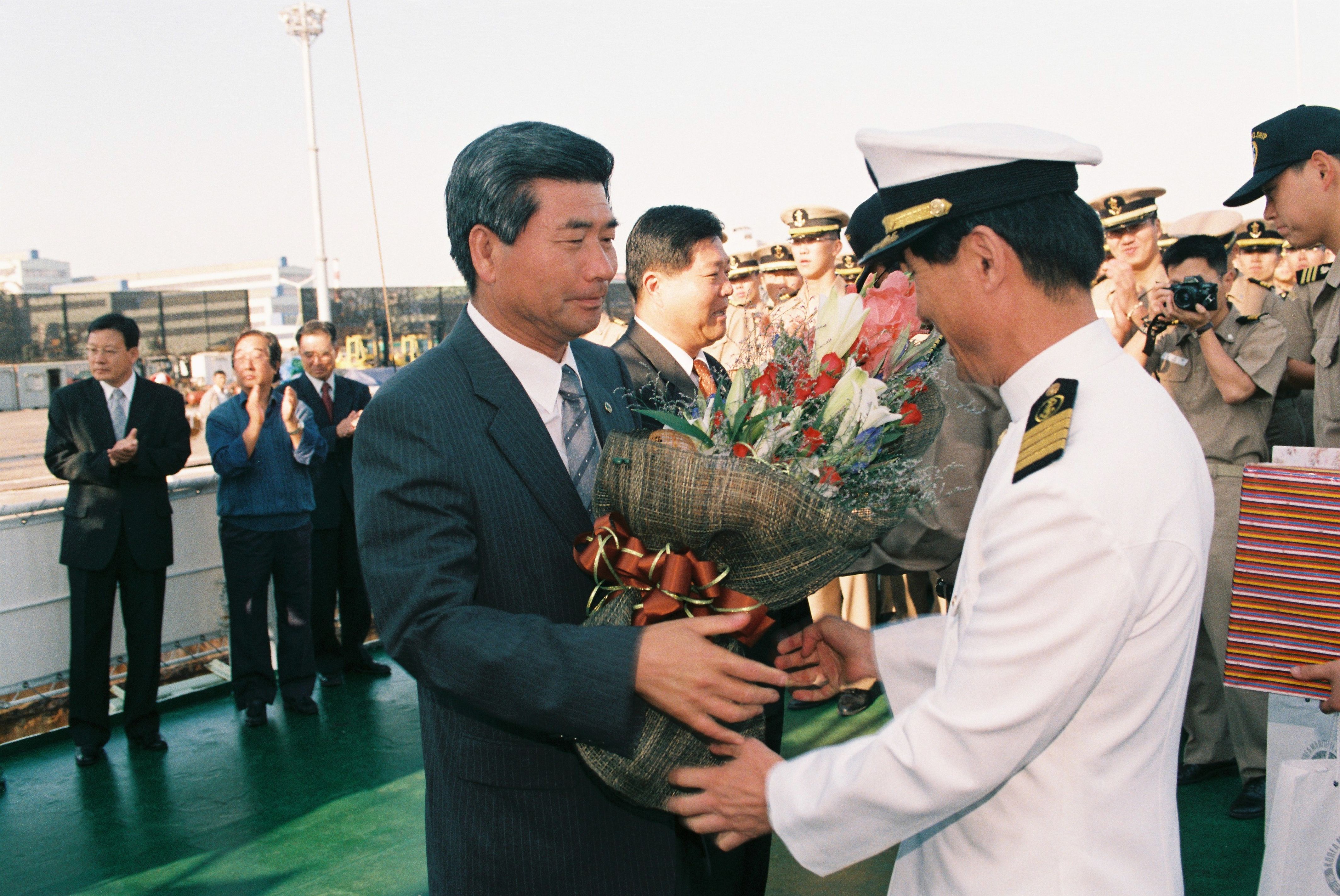 사진자료(2000년대)/2002/한국 해양대학교 실습선 당진항 입항① 1/