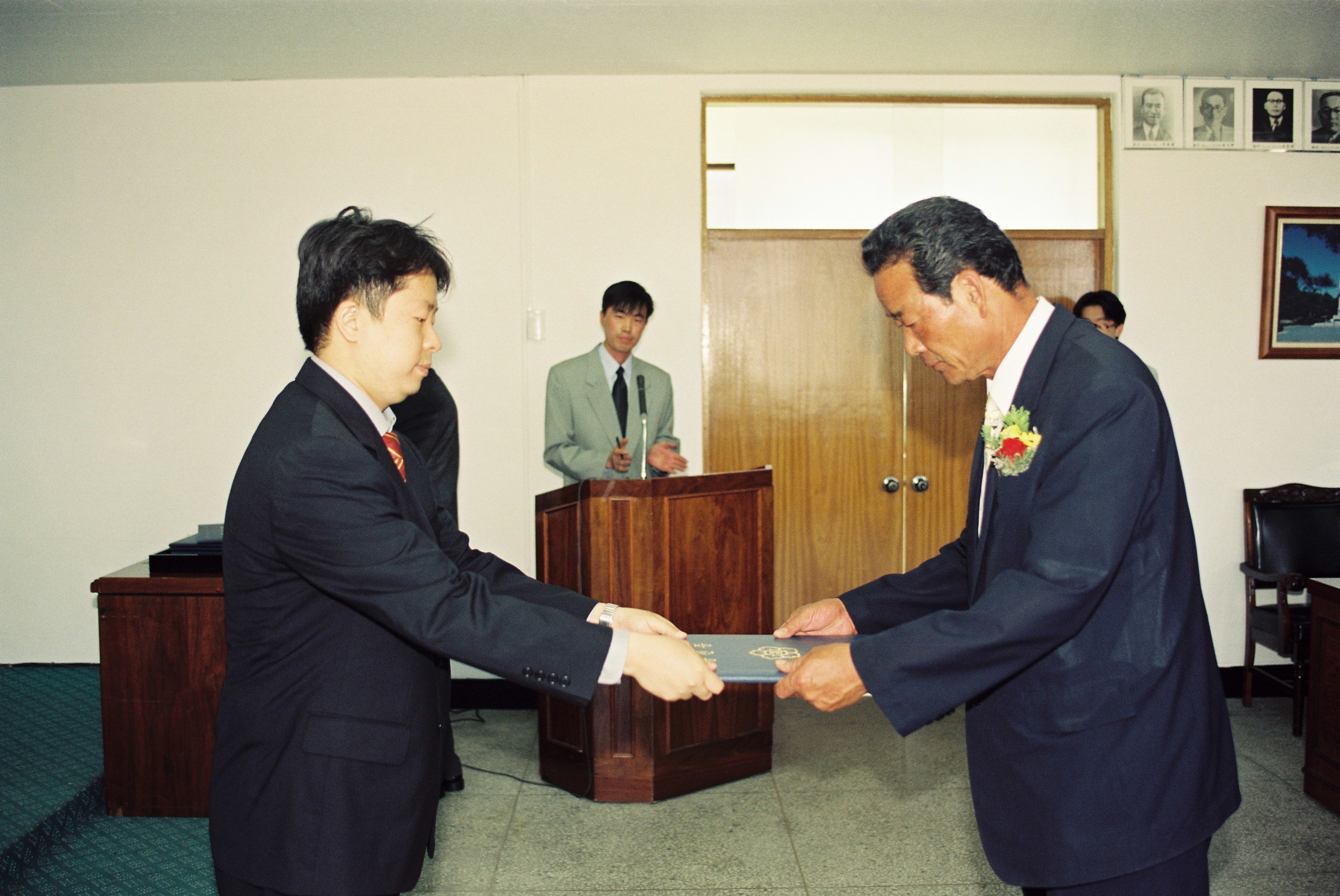 사진자료(2000년대)/2002/제3회 전국동시지방선거 당선증 교부식 0/