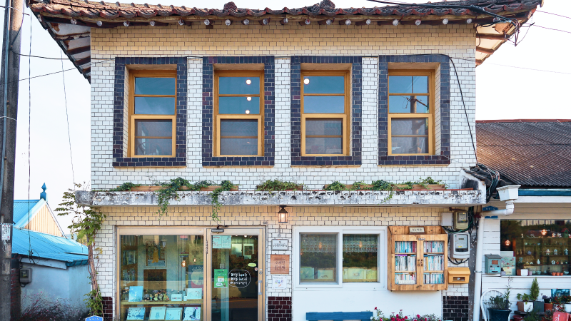 A romantic bookstore, 'Oredoen Mirae (Old Future)