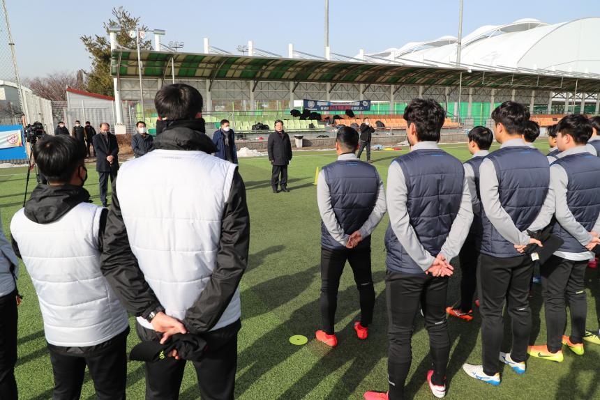 210114_당진 시민축구단 동계훈련 격려 방문 (2).JPG