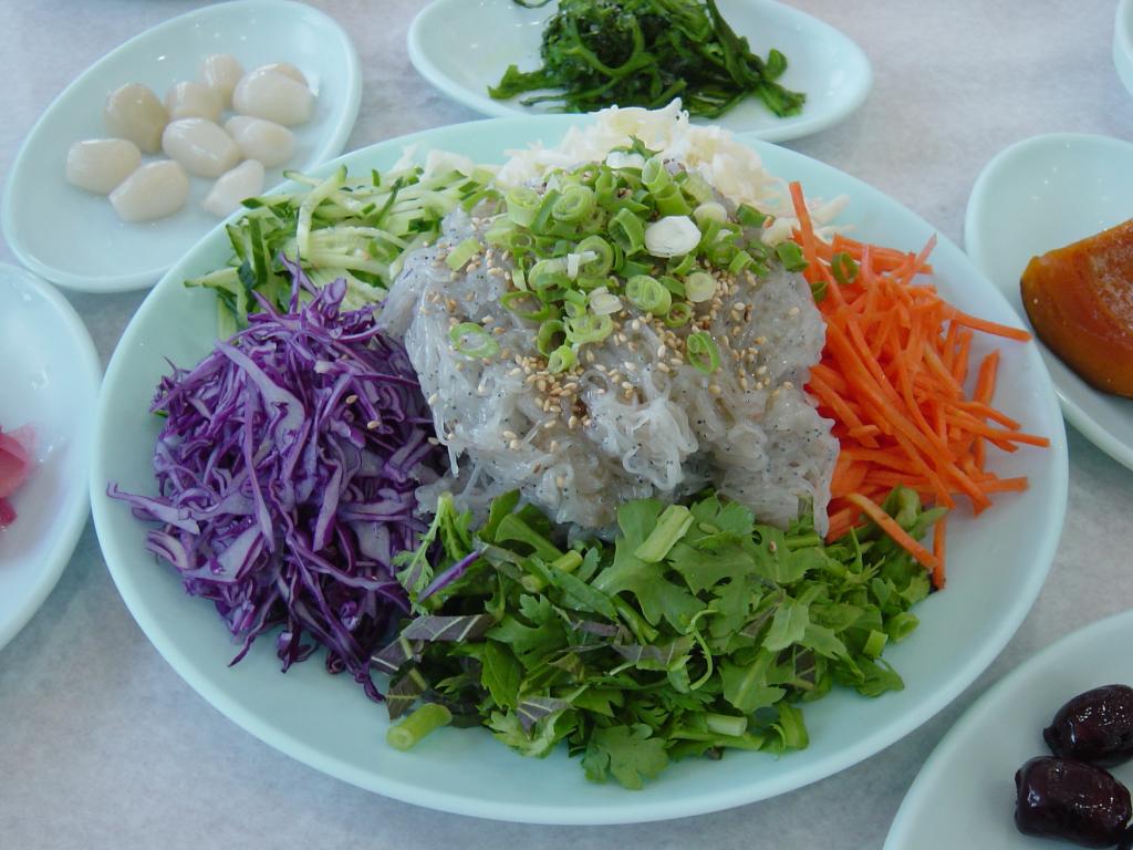 입 안 가득 봄에만 맛 볼 수 있는 실치회 이미지