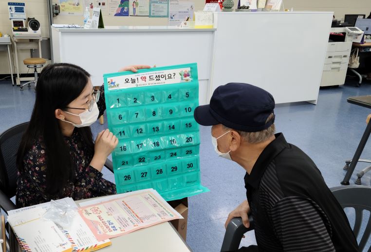 당진시, 보건복지 사각지대 만성질환자 약 달력 배부