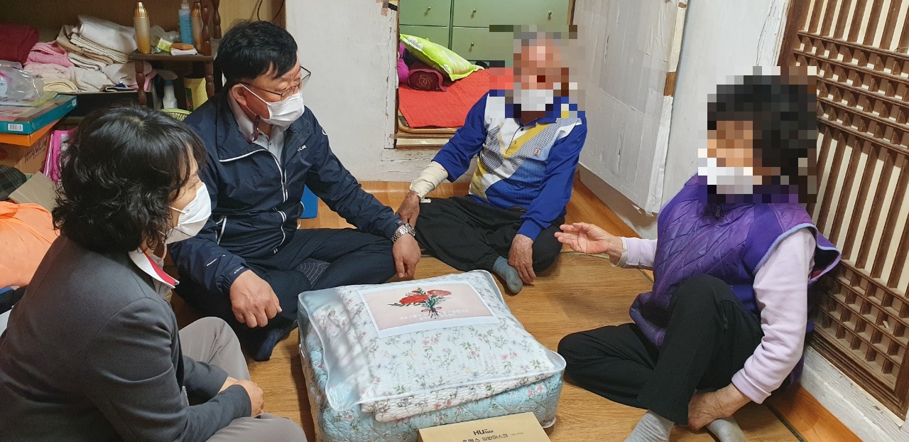 당진시 송악읍, ‘가정의 달’ 맞이 후원물품 전달