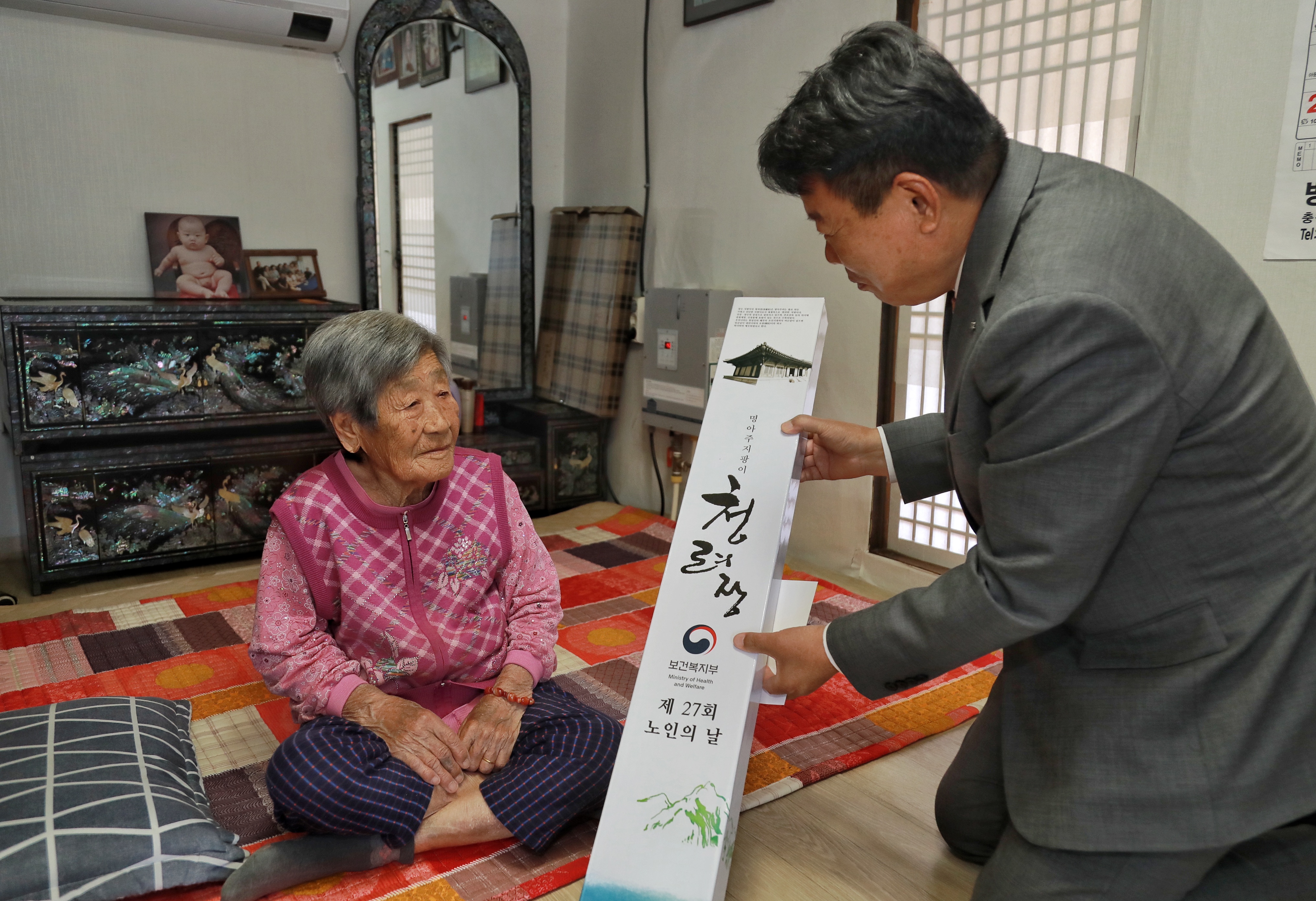 당진시, 100세 어르신 장수 지팡이‘청려장’ 전달 이미지
