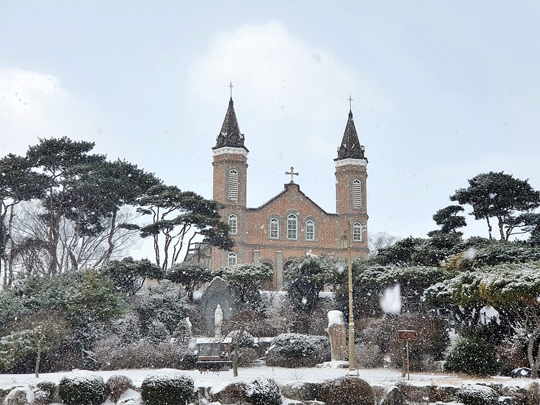 새로운 한해를 맞이하기 좋은 특별한 시간여행! 당진 합덕성당의 설경 이미지