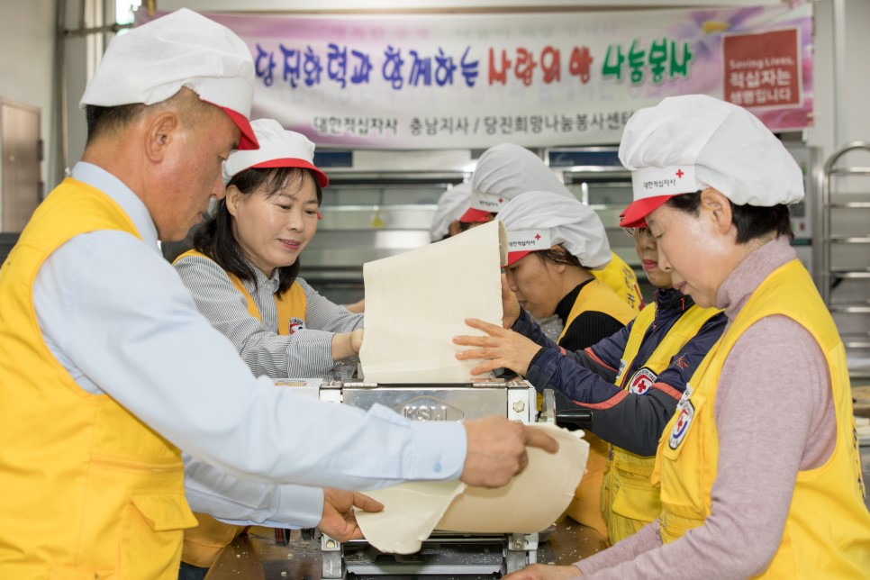 당진1동 적십자 봉사회의 경로당 칼국수 나눔봉사 이미지